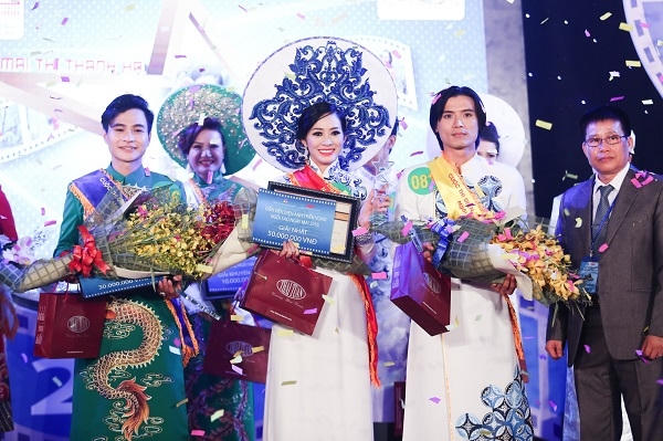 Giây phút đăng quang của Mai Thanh Hà.