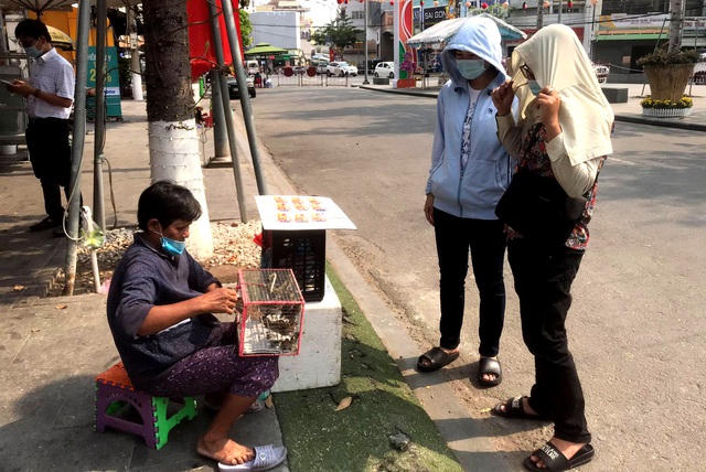 Thả chim phóng sinh, một nghi thức không thể thiếu đối với nhiều người khi đến lễ tại chùa Bà.