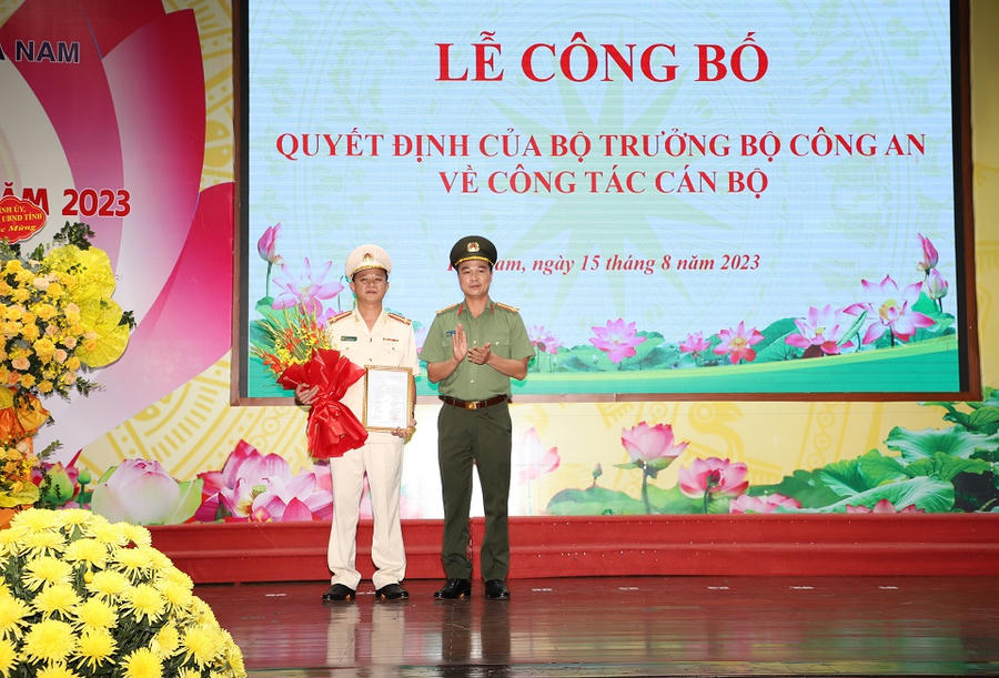 Thừa ủy quyền của Bộ trưởng Bộ Công an, Đại tá Tô Anh Dũng, Giám đốc Công an tỉnh Hà Nam trao quyết định đến Đại tá Phạm Hùng Dương. Ảnh: Công an Hà Nam