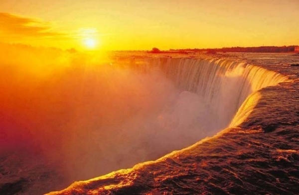 Vẻ đẹp hùng vĩ của thác nước Niagara lúc chiều tà. Ảnh: internet.