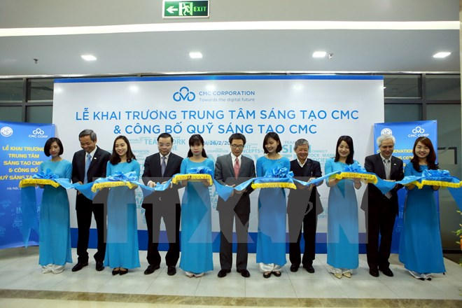Phó Thủ tướng Vũ Đức Đam và các đại biểu cắt băng khánh thành Trung tâm Sáng tạo của Tập đoàn Công nghệ CMC. (Ảnh: Hoàng Hùng/TTXVN).