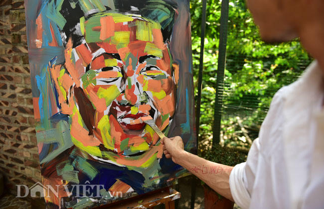 Anh Bình cho biết bắt đầu vẽ nhà lãnh đạo Kim Jong-un từ năm 2016. Mới ra Hà Nội được khoảng hơn 10 ngày nhưng anh đã vẽ được khoảng 10 bức hình chân dung hai nhà lãnh đạo Kim Jong-un và Tổng thống Mỹ Donald Trump.