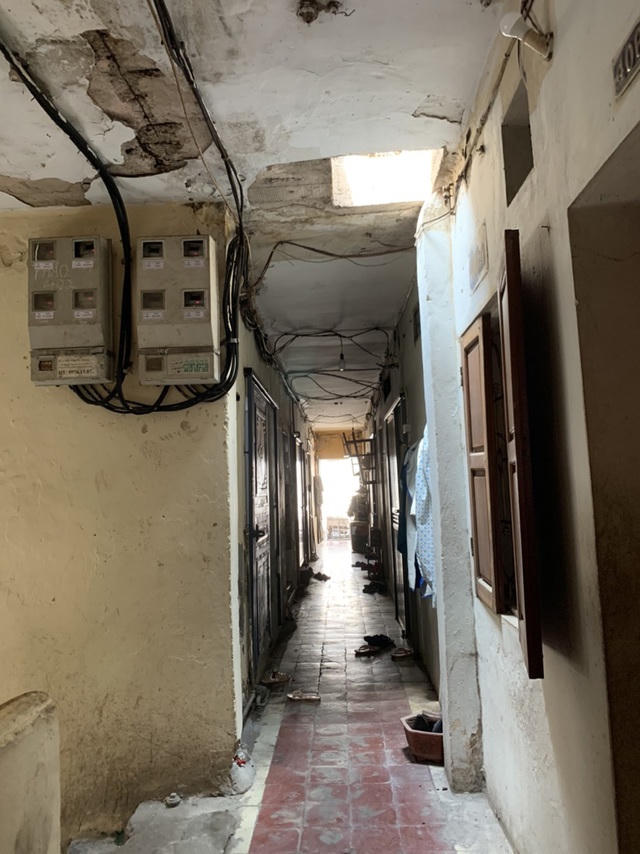 Phần hành lang nhỏ hẹp xuống cấp, trần hành lang bong tróc hết lớp vữa, trơ cốt thép gỉ cùng hệ thống dây điện chằng chịt ở một chung cư cũ khu vực Ngã Tư Sở, Đống Đa, Hà Nội.