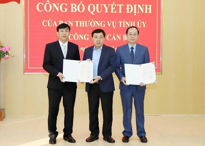 Quyền Bí thư Tỉnh ủy Nguyễn Mạnh Dũng trao quyết định cho ông Lục Thế Hưng và ông Hà Việt Hưng.