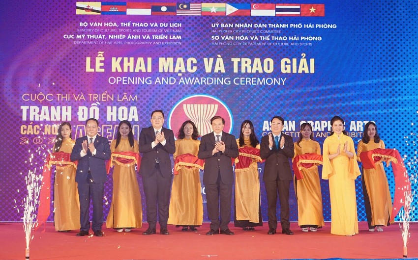 Các đại biểu cắt băng khai mạc.