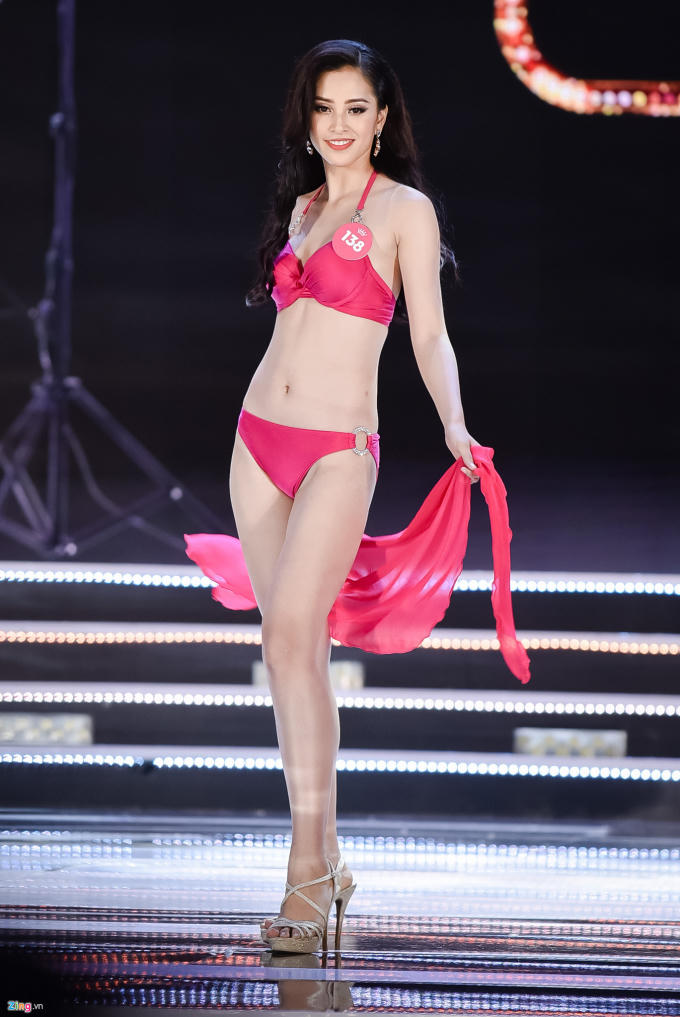 Tiểu Vy sở hữu hình thể thon gọn, dù chưa có những đường cong quyến rũ, nóng bỏng. Điểm cộng của cô là sự tự tin trong từng bước di chuyển trên sân khấu.