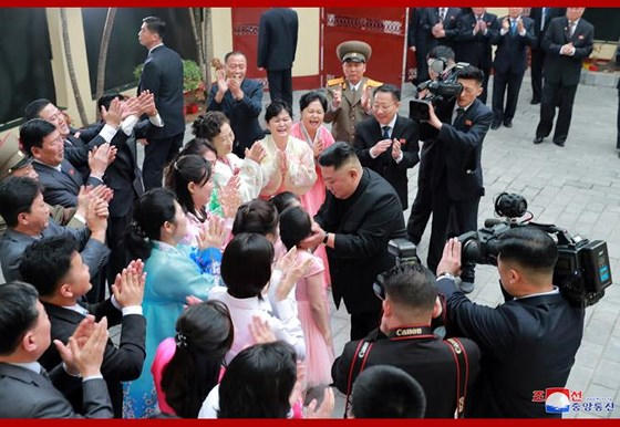 Chủ tịch Kim Jong-un chào hỏi các nhân viên Đại sứ quán Triều Tiên. Ảnh KCNA.