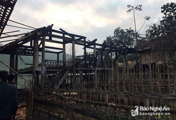 Ngôi nhà 3 gian cùng toàn bộ tài sản bị thiêu rụi. Ảnh: Trường An