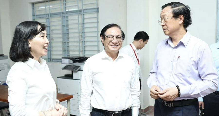 Thứ trưởng Phạm Ngọc Thưởng (bìa phải) cùng lãnh đạo tỉnh Đồng Nai tại buổi kiểm tra địa điểm in sao đề thi. Ảnh: Công Nghĩa