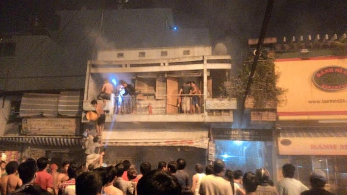 Người dân tham gia giải cứu những người bị mắc kẹt trong đám cháy.