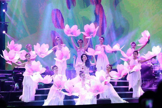 Ca sĩ Thu Phương dạt dào cảm xúc khi trở về Hà Nội.