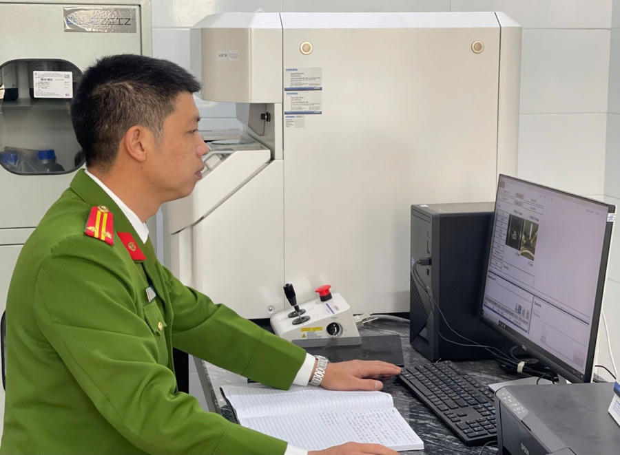 Giám định viên đang tiến hành giám định.