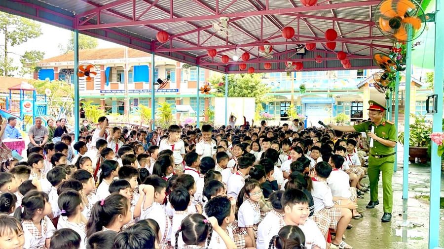 Các quy định pháp luật được lồng ghép thông qua các trò chơi hỏi - đáp giúp buổi tuyên truyền vui tươi, sôi nổi.