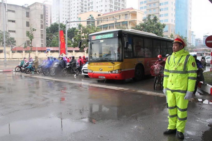 Lực lượng CSGT phải mặc áo mưa để giữ ấm trong khi thời tiết xuống tới 5 độ C.