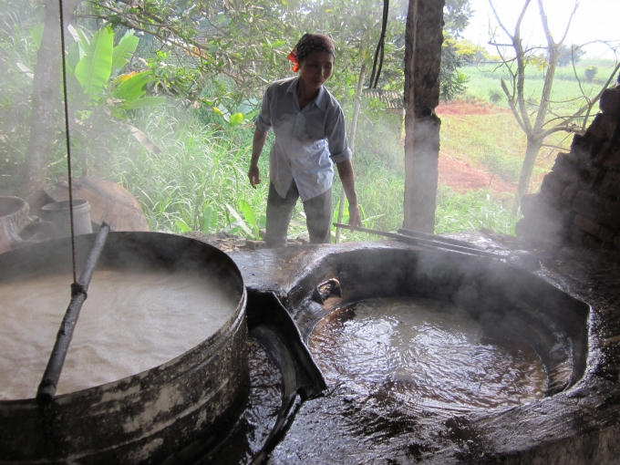 Những chảo nấu mật luôn trong tình trạng sôi từ sáng sớm đến tối muộn.