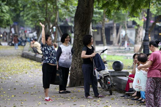 Những người gia gặp gỡ giao lưu trong câu chuyện vào buổi sáng.
