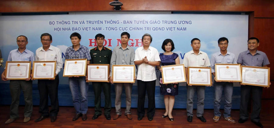 Nhà báo Hoàng Thủy (lúc đang công tác Báo Pháp luật Việt Nam, đứng thứ 4 từ phải sang) nhận Bằng khen của Bộ Thông tin và Truyền thông vì có thành tích trong công tác tuyên truyền về biển đảo.