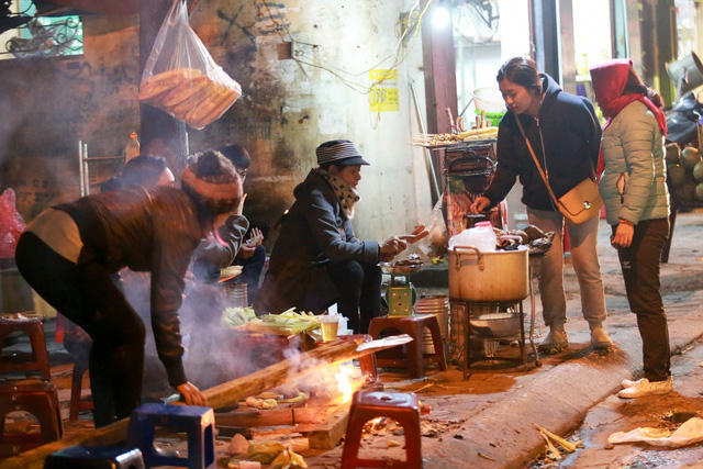 H&agrave;ng ng&ocirc; nướng cũng đắt kh&aacute;ch.