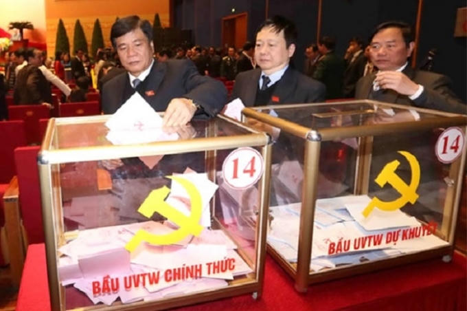 Các đại biểu bỏ phiếu bầu BCH Trung ương khóa XII. Ảnh: Tấn Thông.