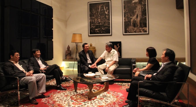 Quốc vụ khanh Bộ Tư pháp Campuchia, ông Chan Mono cùng ông Nguyễn Sơn Thuỷ, Tổng lãnh sự Việt Nam tại Bát tam bang, Campuchia đón Đoàn tại sân bay.