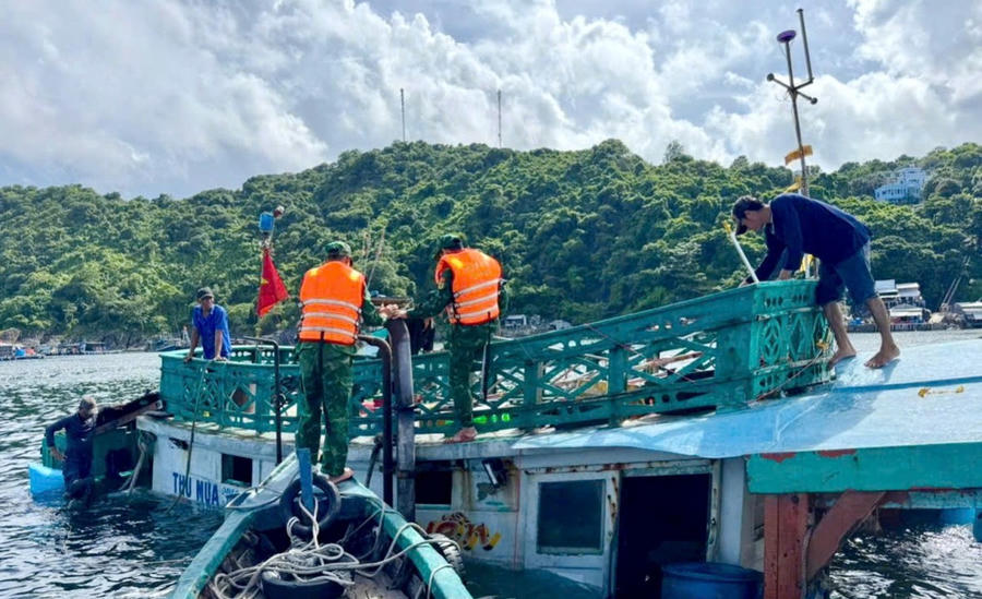 Cán bộ, chiến sĩ Đồn Biên phòng Hòn Chuối phối hợp trục vớt tàu cá CM 91554 TS bị nạn.