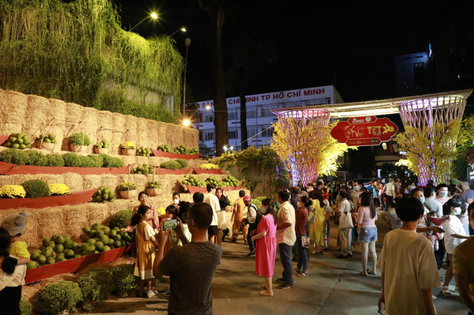 Lễ hội Tết Việt Nhâm Dần 2022 thu hút người dân đến tham quan trong ngày đầu khai mạc.