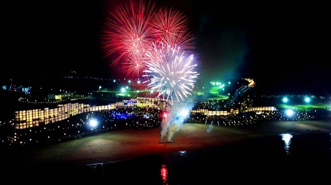 Màn pháo hoa nghệ thuật chúc mừng khánh thành Quần thể du lịch nghỉ dưỡng sinh thái FLC Quy Nhơn.