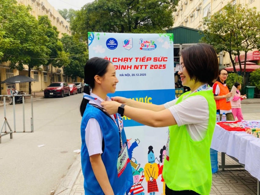 Em Lan Uyên (học sinh lớp 9) hạnh phúc nở nụ cười khi được trao "Huy chương, nhà yêu thương, trường hạnh phúc".