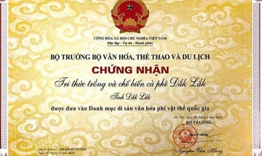 Chứng nhận đưa tri thức trồng và chế biến cà phê của tỉnh Đắk Lắk vào danh mục Di sản Văn hóa Phi vật thể Quốc gia. Ảnh: Nguyễn Thực