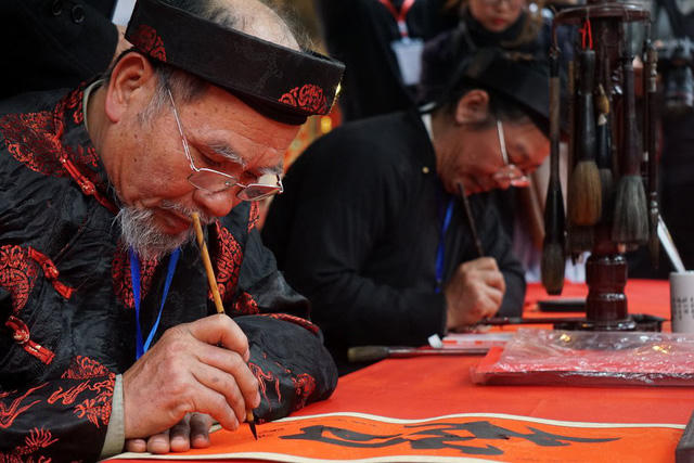 Trong ngày khai mạc, phố ông đồ còn nhiều ô trống nhưng đã có khá đông người đến tham quan, xin chữ.