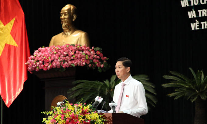 &Ocirc;ng Trần Vĩnh Tuyến, Ph&oacute; chủ tịch UBND TP.HCM b&aacute;o c&aacute;o tại kỳ họp