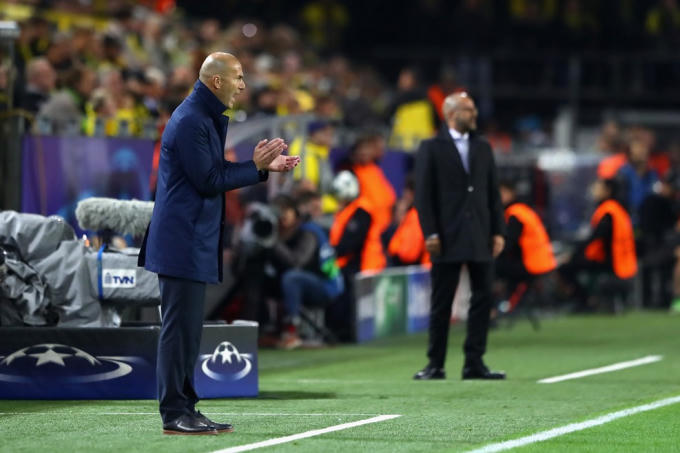 HLV Zidane chỉ đạo bên ngoài đường biên