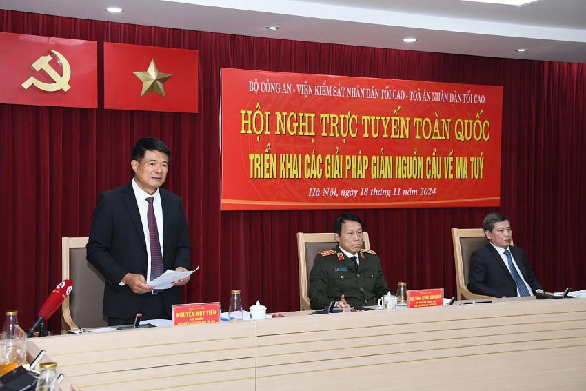Viện trưởng Viện Kiểm sát Nhân dân Tối cao Nguyễn Huy Tiến thông tin tại hội nghị.