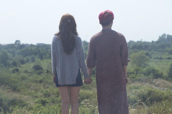 Cả hai mặc đồ mùa đông diễn xuất trong khi nhiệt độ thật ở ngoài trời lên tới 40 độ.