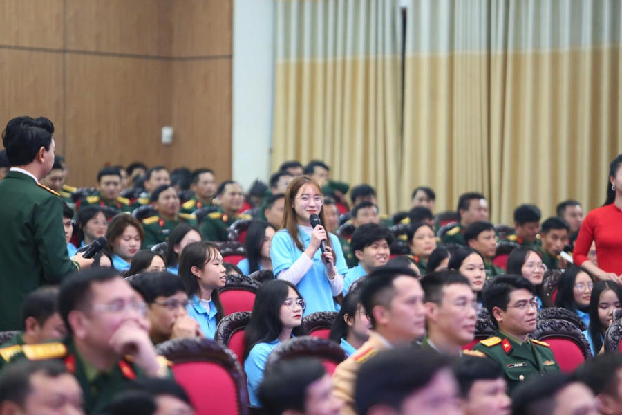 Các bạn trả tại Trường Đại học Vinh trả lời các câu hỏi trong tình huống "phiên toà giả định"