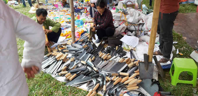 Mặt hàng dao kéo không thể thiếu trong phiên chợ này