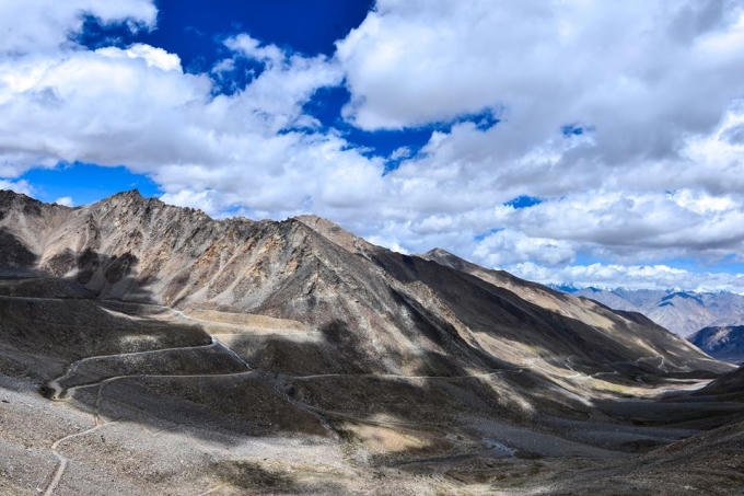 Ánh nắng cùng với dãy núi đá đã tô vẽ nên vẻ đẹp tuyệt hảo của Himalaya.