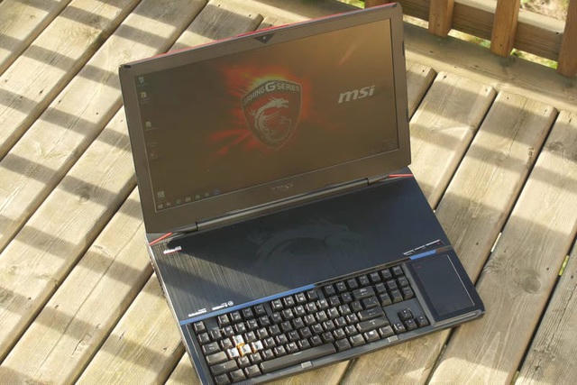 MSI GT80 Titan - Đây là chiếc laptop đầu tiên được trang bị bàn phím cơ đầy đủ, mang lại trải nghiệm gõ phím rất tốt, phản hồi chính xác. Tuy nhiên, nó khiến cho kích thước tổng thể của mẫu laptop này rất lớn, cồng kềnh gây khó khăn trong việc di chuyển. Chiếc laptop này hướng tới đối tượng game thủ chuyên nghiệp, được trang bị cấu hình mạnh mẽ nhất tại thời điểm ra mắt và có giá bán gần 3.500 USD.