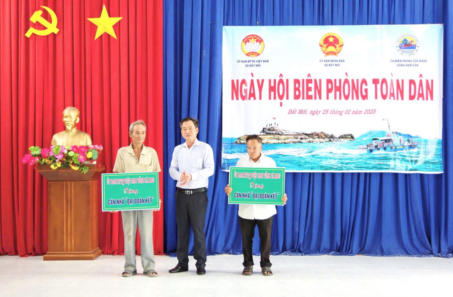 Ông Trần Văn Khởi - Phó Chủ tịch MTTQ Việt Nam tỉnh Cà Mau, tặng biểu trưng Nhà “Đại đoàn kết” cho 2 hộ dân nghèo trên địa bàn huyện Năm Căn.