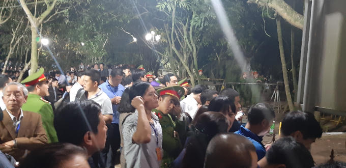 Hàng trăm vị đại biểu, khách mời với thẻ đeo ngực phải ngậm ngùi đứng phía ngoài.