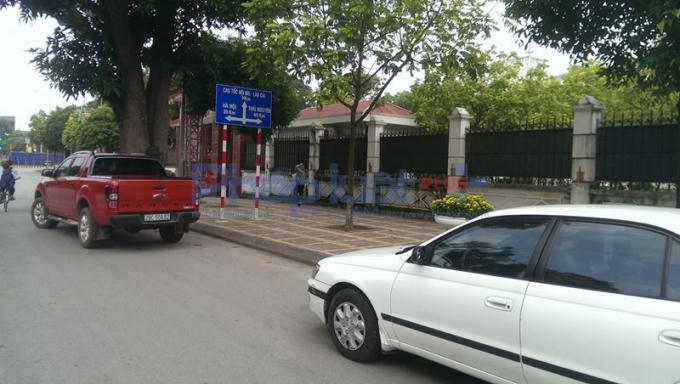 Ô tô đỗ ngay trước cổng UBND huyện Sóc Sơn.