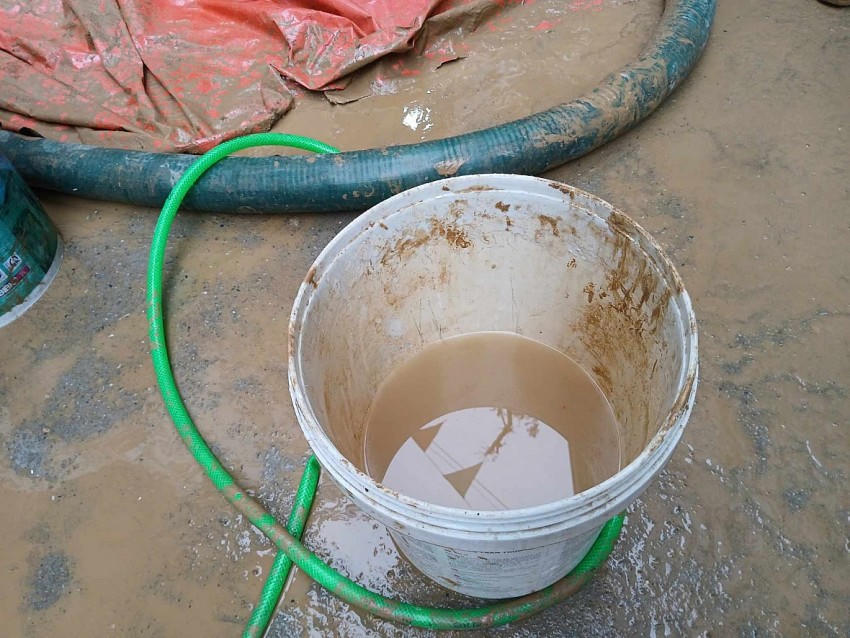 Xô, chậu, vòi nước được tận dụng tối đa để khắc phục sự cố.