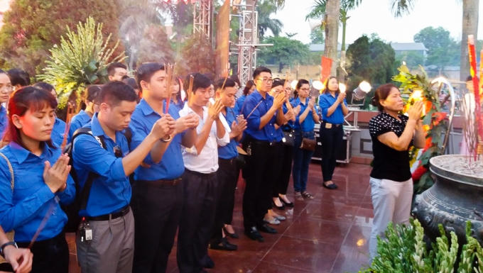 Đoàn thanh niên Bộ Tư Pháp dâng hương trước đài tượng niệm các anh hùng liệt sĩ.