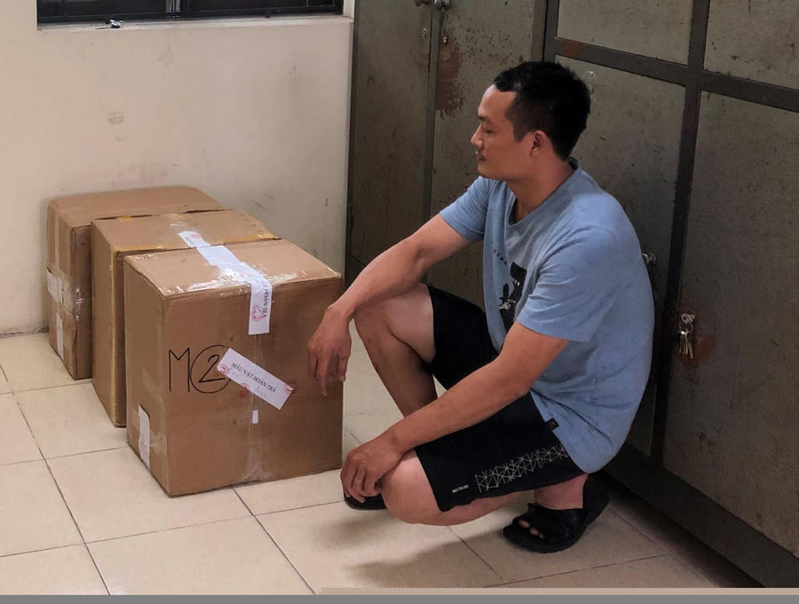 Vũ Tiến Cường và 3 thùng thuốc lá lậu tại Cơ quan Công an