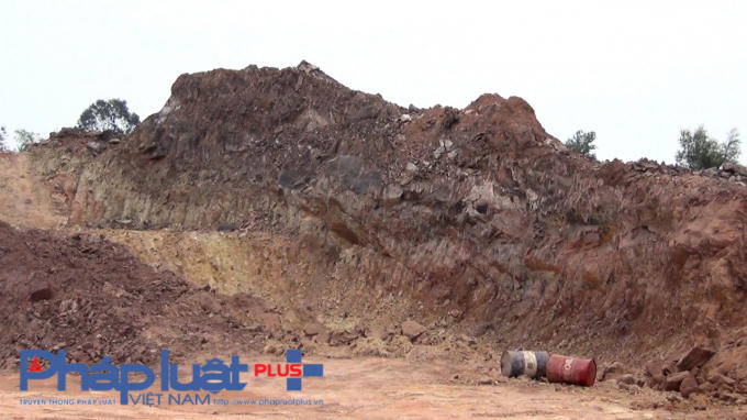 Quả đồi không những bị mất đi, mà còn bị đào sâu xuống hàng chục mét.
