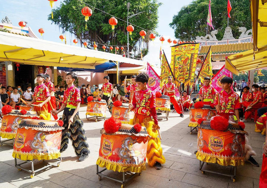 Người đánh trống lân đem lại âm thanh rộn ràng, phấn khởi kết hợp nhuần nhuyễn với người điều khiển lân để một bài diễn thành công.