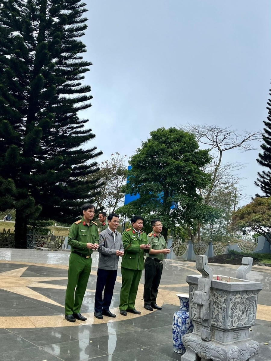 Lãnh đạo UBND thị xã Buôn Hồ, Lãnh đạo Công an thị xã cùng chỉ huy, cán bộ Công an thị xã dâng hương tại Đền thờ anh hùng liệt sĩ đèo Hà Lan