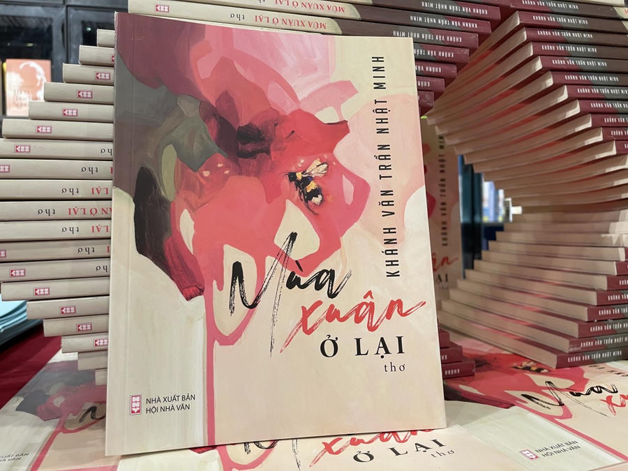 Tập thơ “Mùa xuân ở lại” của cố nhà thơ, nhà báo Trần Nhật Minh