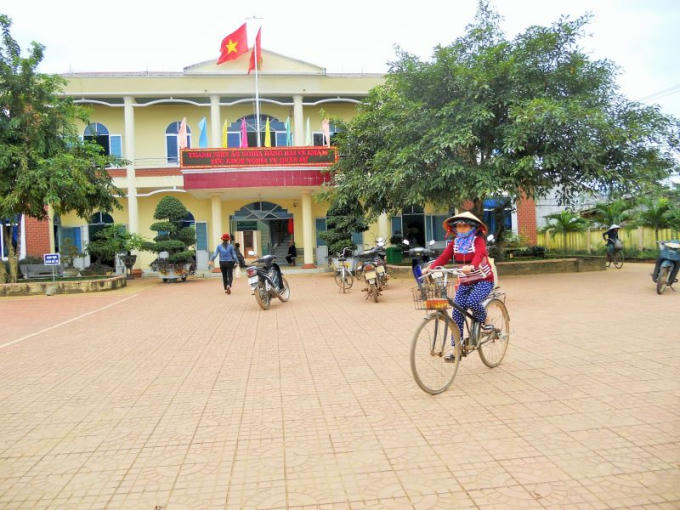 Người dân thôn Nhơn Sơn muốn nhận thẻ BHYT do Nhà nước cấp miễn phí bị thôn yêu cầu hoàn thành các khoản đóng góp. (Ảnh: Bình Định)