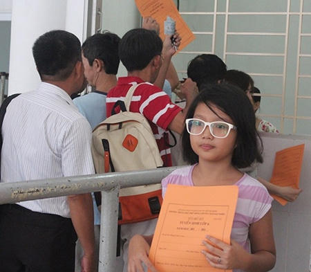 Thí điểm tuyển sinh bằng Internet để tránh cảnh xếp hàng khi nộp hồ sơ dự tuyển vào các đầu cấp.